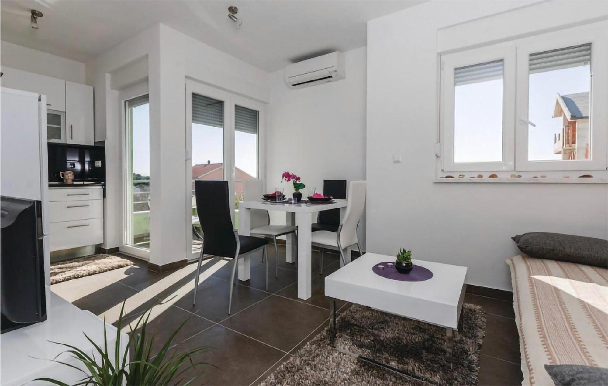 Amazing Apartment In Saldun With Wifi Trogir Zewnętrze zdjęcie